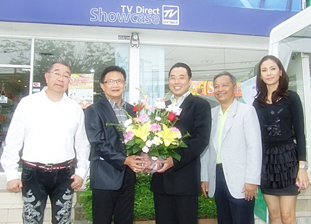 (L to R) Banchong Busarakamwong, president of Fairtex Pattaya, and Deputy Mayor Wutisak Rermkitkarn congratulate Songpol Chanmatkit, CEO of Direct Co., Ltd., and Rong Kaomulkadee, presenter of Wellness Electric Massage Chair Series 363. Actress Kotchakorn Nimakorn also offers congratulations.